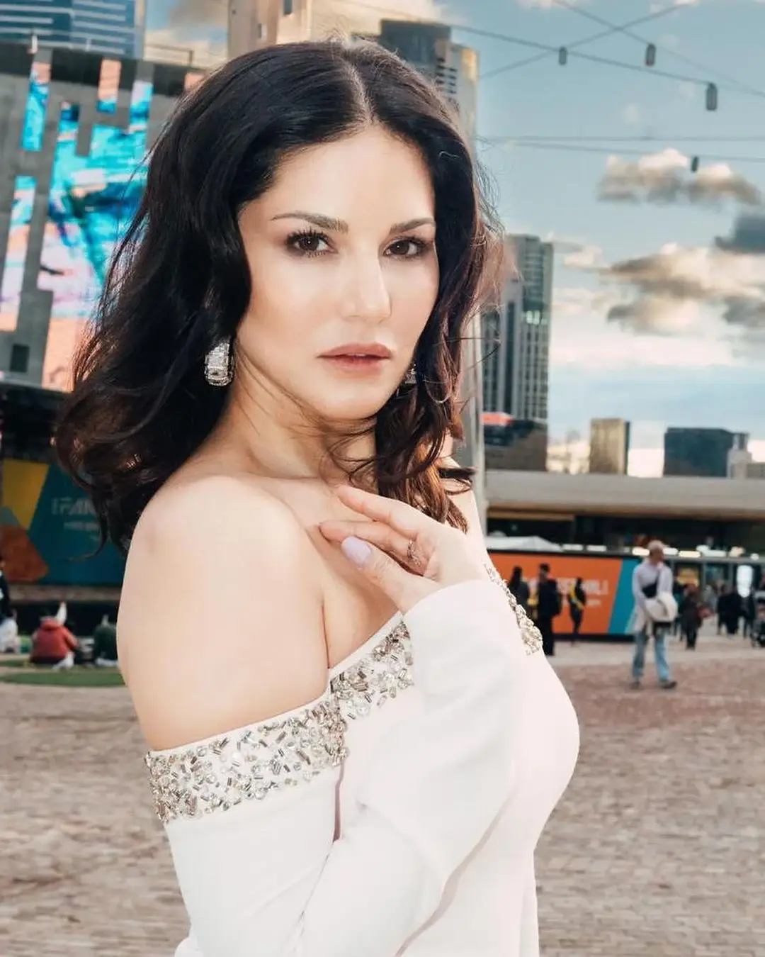 INDIAN ACTRESS SUNNY LEONE PHOTOSHOOT IN WHITE GOWN 1